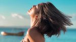 7 Gaya Marion Jola Stylish Liburan di Pantai