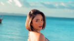 7 Gaya Marion Jola Stylish Liburan di Pantai