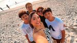 7 Gaya Marion Jola Stylish Liburan di Pantai