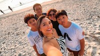 Marion Jola juga mengajak keluarganya untuk liburan bersama. Foto: Instagram Marion Jola