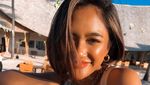 7 Gaya Marion Jola Stylish Liburan di Pantai