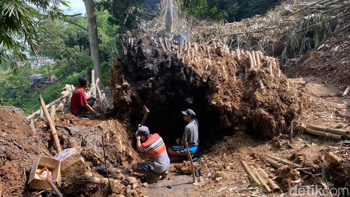 Material longsor yang tutupi akses warga di Cidadap, Kota Bandung, Selasa (2/5/2023).