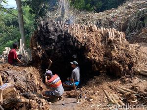 Hampir Sepekan, Akses Jalan Warga di Cidadap Lumpuh Tertutup Longsor