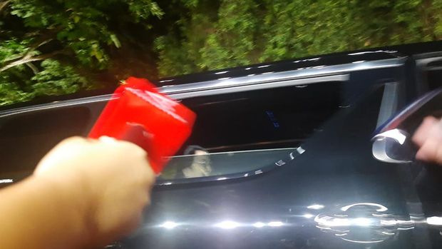 Megawati Soekarnoputri tersenyum saat keluar dari Istana Negara