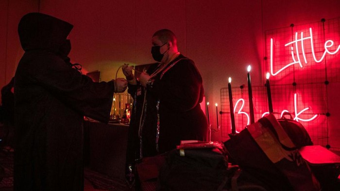 An attendee prepares to be un-babptised at Satan Con in Boston, Massachusetts, on April 28, 2023. - According to the temples website the convention is calling itself the largest gathering of Satanic Temple members from around the world.  The temple is celebrating its ten year anniversary, being founded in 2013. The group claims to not view the devil as an actual deity but as a fictional figure and is a recognized church by the Internal Revenue Service (IRS). (Photo by Joseph Prezioso / AFP) (Photo by JOSEPH PREZIOSO/AFP via Getty Images)