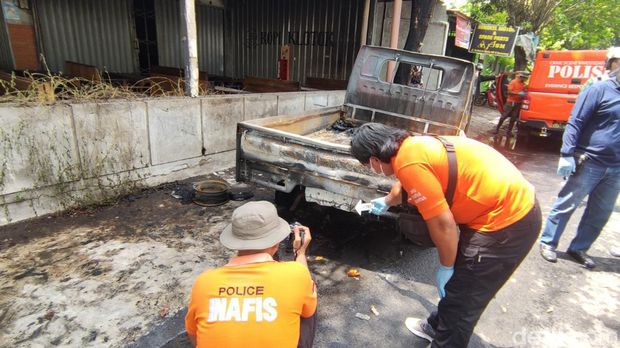 Mobil pikap terbakar di Kota Semarang dan menabrak dua sepeda motor yang juga ikut terbakar hingga ludes, Selasa (2/5/2023).
