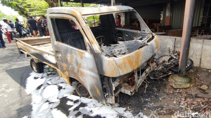 Mobil pikap terbakar di Kota Semarang dan menabrak dua sepeda motor yang juga ikut terbakar hingga ludes, Selasa (2/5/2023).