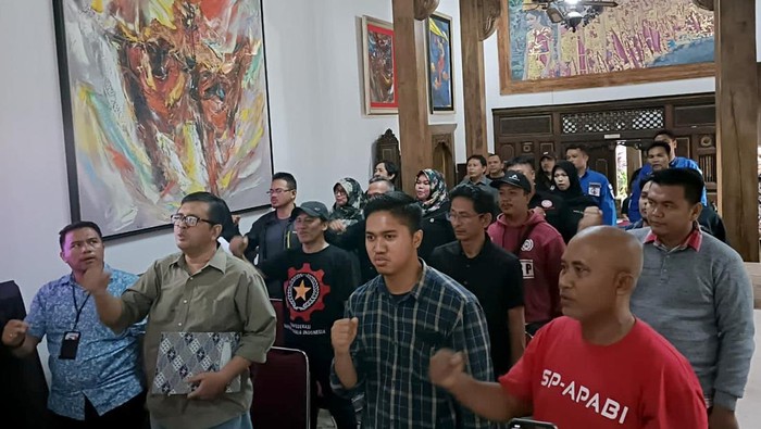 Momentum Hari Buruh Internasional, rumah Rieke Diah Pitaloka yang juga aktivis kedatangan kaum buruh. Ada apa yah?