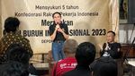 Momen Rieke Kedatangan Tamu Kaum Buruh di Rumahnya