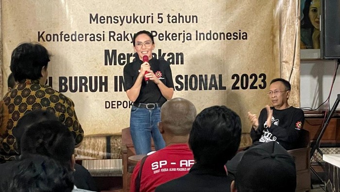 Momentum Hari Buruh Internasional, rumah Rieke Diah Pitaloka yang juga aktivis kedatangan kaum buruh. Ada apa yah?