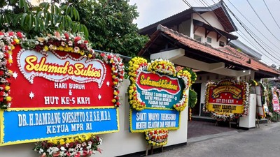 Momen Rieke Kedatangan Tamu Kaum Buruh di Rumahnya