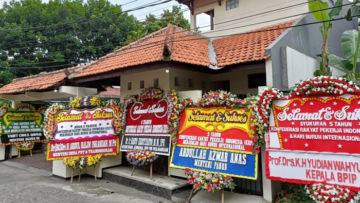 Momentum Hari Buruh Internasional, rumah Rieke Diah Pitaloka yang juga aktivis kedatangan kaum buruh. Ada apa yah?