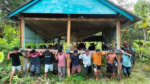 Momen warga di Kolaka Utara pindahkan rumah usai diusir diduga karena beda pilihan saat Pilkades. Dokumen Istimewa