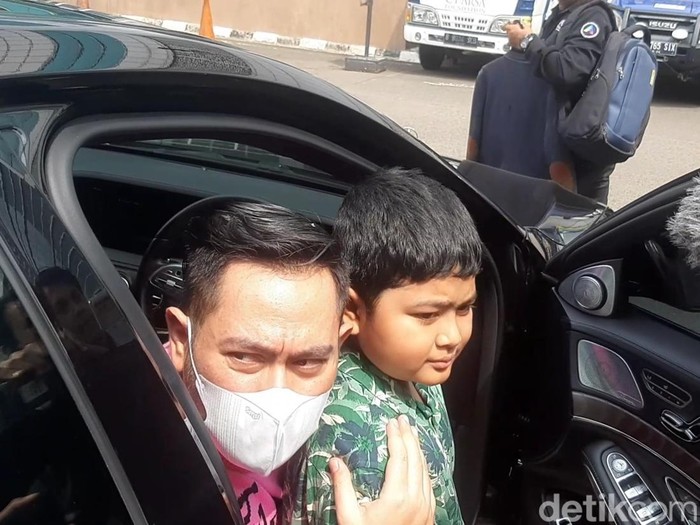Nassar dan anaknya saat ditemui di kawasan Trans TV.
