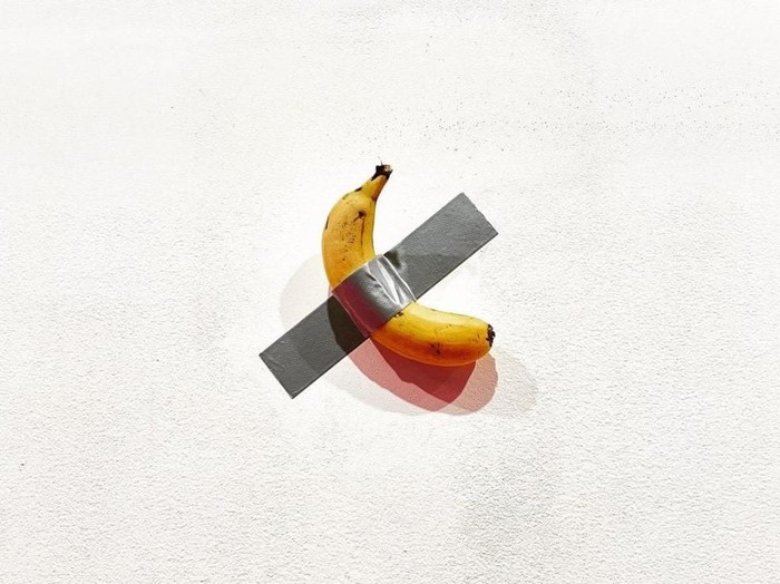 Nekat! Mahasiswa Ini Makan Pisang Viral yang Dilakban Seharga Rp 1.6 M