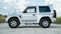 Pajero Evolution diproduksi massal untuk memenuhi persyaratan homologasi motorsport. Dalam hal ini Mitsubishi ingin mengikuti ajang Reli Dakar menggunakan Pajero. Lalu keluar versi model standar yang lebih mumpuni, Pajero Evolution. Foto: ASG Miami