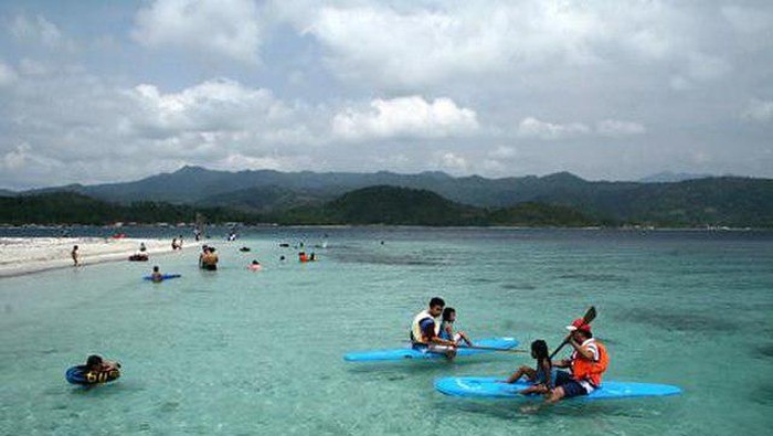 Pantai Mutun Lampung.