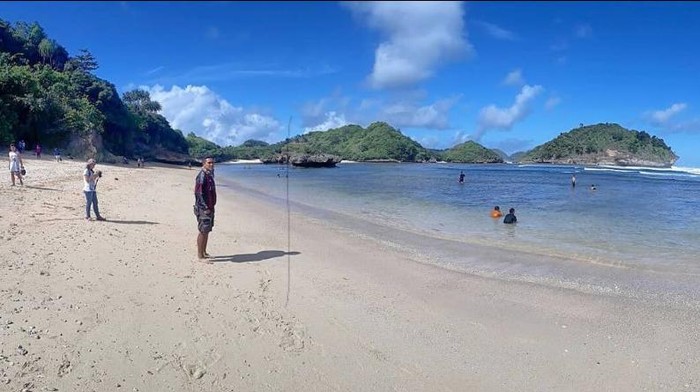 Indahnya Pantai Teluk Asmara yang terletak di Malang, Jawa Timur