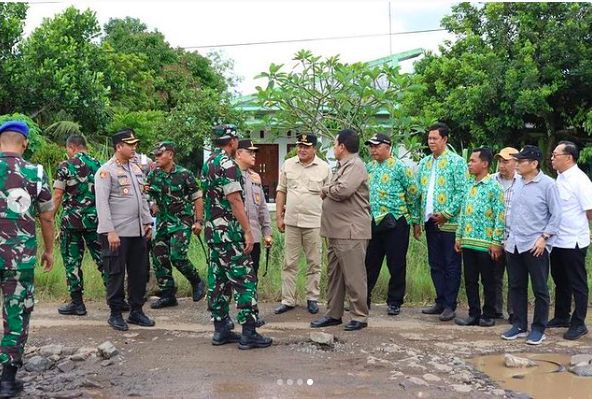 Para pejabat Lampung berkumpul meninjau jalan rusak di Rumbia, Lampung Tengah, 1 Mei 2023. (Instagram Bupati Lampung Tengah Musa Ahmad)