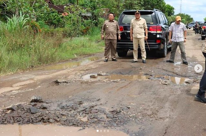 Para pejabat Lampung berkumpul meninjau jalan rusak di Rumbia, Lampung Tengah, 1 Mei 2023. (Instagram Bupati Lampung Tengah Musa Ahmad)