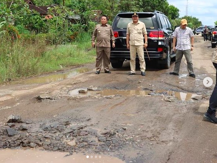 Para pejabat Lampung berkumpul meninjau jalan rusak di Rumbia, Lampung Tengah, 1 Mei 2023. (Instagram Bupati Lampung Tengah Musa Ahmad)