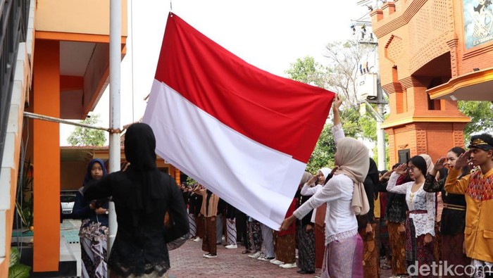 Para siswa SMKN 2 Ponorogo menggelar upacara Hari Pendidikan Nasional dengan berbaju adat