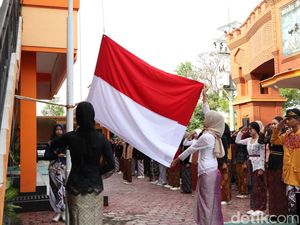 Siswa dan Guru SMKN 2 Ponorogo Pakai Baju Adat Peringati Hardiknas