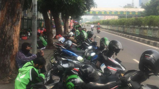 Pedagang mulai dipadati pembeli di hari pertama kerja