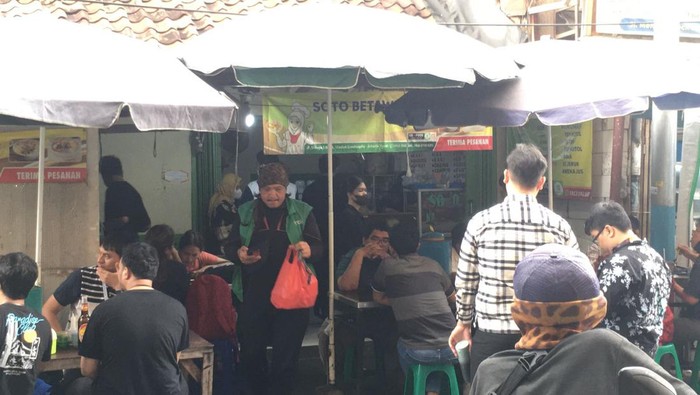 Pedagang mulai dipadati pembeli di hari pertama kerja
