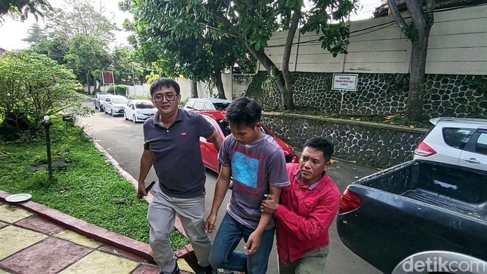 Pelaku begal pantat di Sukabumi saat serahkan diri, Selasa (2/5/2023).