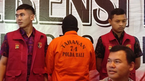 Pemeran pria selaku aktor utama penyebar video seks bergelang tridatu dihadirkan saat konferensi pers di Ditreskrimsus Polda Bali, Selasa (2/5/2023). (I Wayan Sui Suadnyana/detikBali)