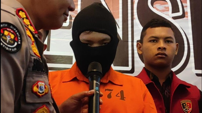 PABU, pemeran dan aktor utama penyebar video seks bergelang tridatu, dihadirkan saat konferensi pers di Ditreskrimsus Polda Bali, Selasa (2/5/2023). PABU menyebar video asusila dengan mantan pacarnya itu karena sakit hati.