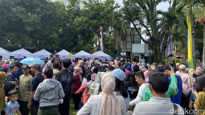 Pemkot Depok menyediakan 24 jenis makanan Nusantara dalam acara memperingati hari jadi ke-24. Warga ramai-ramai menjajal makanan Nusantara yang dihidangkan. (Devi P/detikcom)