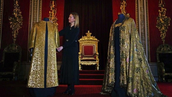 Penampakan Jubah Bersejarah untuk Penobatan Raja Charles III The Coronation Vestments, comprising of the Supertunica, left and the Imperial Mantle are displayed in the Throne Room at Buckingham Palace, London, Wednesday, April 26, 2023. The vestments will be worn by King Charles III during his coronation at Westminster Abbey on May 6. (Victoria Jones/PA via AP)