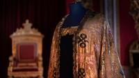 Robes of State akan dikenakan saat tiba di Westminster Abbey, Robes of Estate akan dikenakan saat keduanya pergi di akhir kebaktian.  
