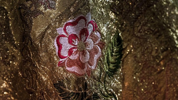 Penampakan Jubah Bersejarah untuk Penobatan Raja Charles III The Coronation Vestments, comprising of the Supertunica, left and the Imperial Mantle are displayed in the Throne Room at Buckingham Palace, London, Wednesday, April 26, 2023. The vestments will be worn by King Charles III during his coronation at Westminster Abbey on May 6. (Victoria Jones/PA via AP)