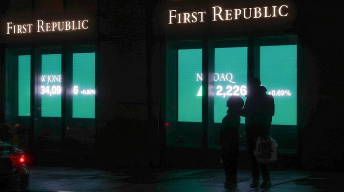 Krisis perbankan di Amerika Serikat (AS) masih berlanjut. Setelah Silicon Valley Bank, kini giliran First Republic Bank yang bangkrut karena simpanan di bank tersebut anjlok.