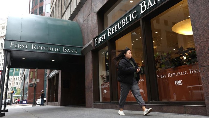 Krisis perbankan di Amerika Serikat (AS) masih berlanjut. Setelah Silicon Valley Bank, kini giliran First Republic Bank yang bangkrut karena simpanan di bank tersebut anjlok.