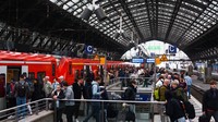 Tiket super murah 49 euro ini merupakan kelanjutan dari inisiatif tiket transportasi umum 9 euro, yang diperkenalkan oleh pemerintahan Scholz pada musim panas tahun lalu.