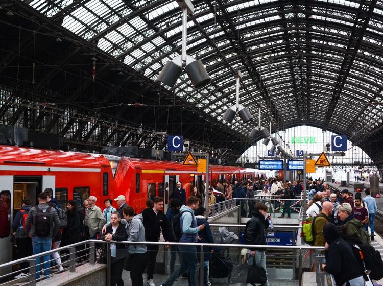 Suasana Stasiun di Jerman Saat Hari Pertama Peluncuran Tiket 49 Euro