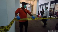 Saat ini kantor MUI sudah dipasangi garis polisi hingga di depan pintu gerbang masuk. Awak media kini tidak bisa masuk ke area gedung. (Brigitta Belia/detikcom)