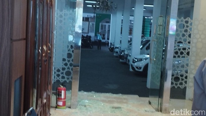 Penembakan oleh orang tak dikenal (OTK) terjadi di kantor MUI Pusat di Jakarta. Seorang pegawai MUI terluka akibat kaca yang pecah terkena tembakan tersebut. (Brigitta Belia/detikcom)