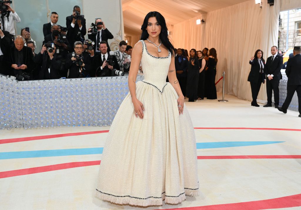 Penyanyi sekaligus penulis lagu Inggris Dua Lipa tiba dalam Met Gala 2023 di Metropolitan Museum of Art pada 1 Mei 2023, di New York. (ANGELA WEISS/AFP via Getty Images)