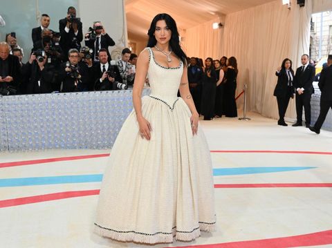 Penyanyi sekaligus penulis lagu Inggris Dua Lipa tiba dalam Met Gala 2023 di Metropolitan Museum of Art pada 1 Mei 2023, di New York. (ANGELA WEISS/AFP via Getty Images)