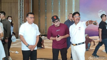 Menkominfo Johnny G Plate dan Kepala Staf Kepresidenan Moeldoko mengecek persiapan ruang pleno KTT ASEAN di Hotel Meruorah. Foto: Fitraya Ramadhanny/detikcom