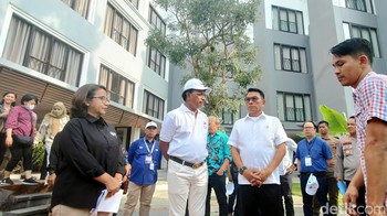 Johnny dan Moeldoko memeriksa persiapan media center di Hotel Bintang Flores. Foto: Fitraya Ramadhanny/detikcom