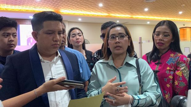 Pihak keluarga Asiah Shinta Dewi Hasibuan, yang tewas di bawah lift Bandara Kualanamu, mendatangi  Bareskrim Polri untuk melaporkan 6 perusahaan yang diduga melakukan tindak pidana kealpaan yang menyebabkan Asiah tewas.