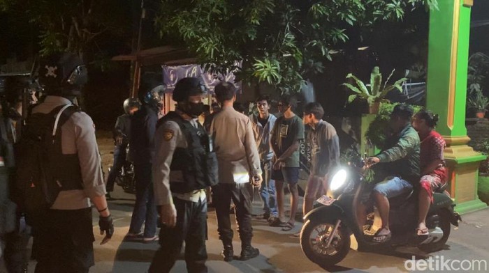 Polisi membubarkan Jalan Cenderawasih Makassar.