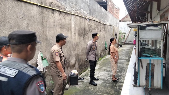 Polisi mengecek waga pendatang baru di Surabaya