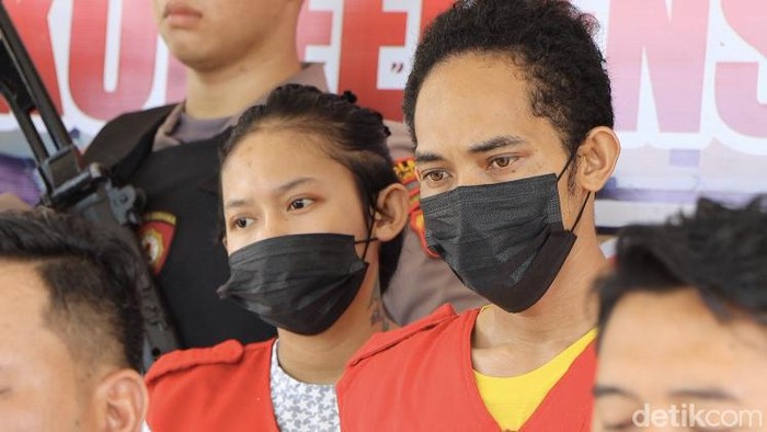 Polisi menghadirkan Zulfani Pasha, pemeran Ikal di film Laskar Pelangi pada rilis di Mapolres Belitung Timur.